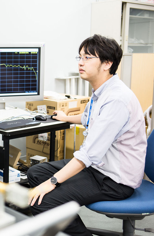 Researcher Sasaki carrying out measurement.