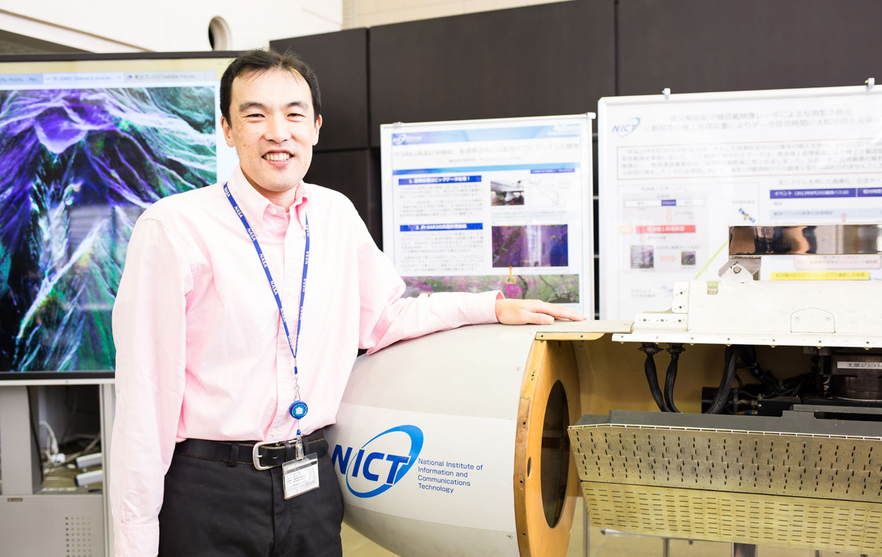 Senior Researcher Kojima and an antenna of Pi-SAR.