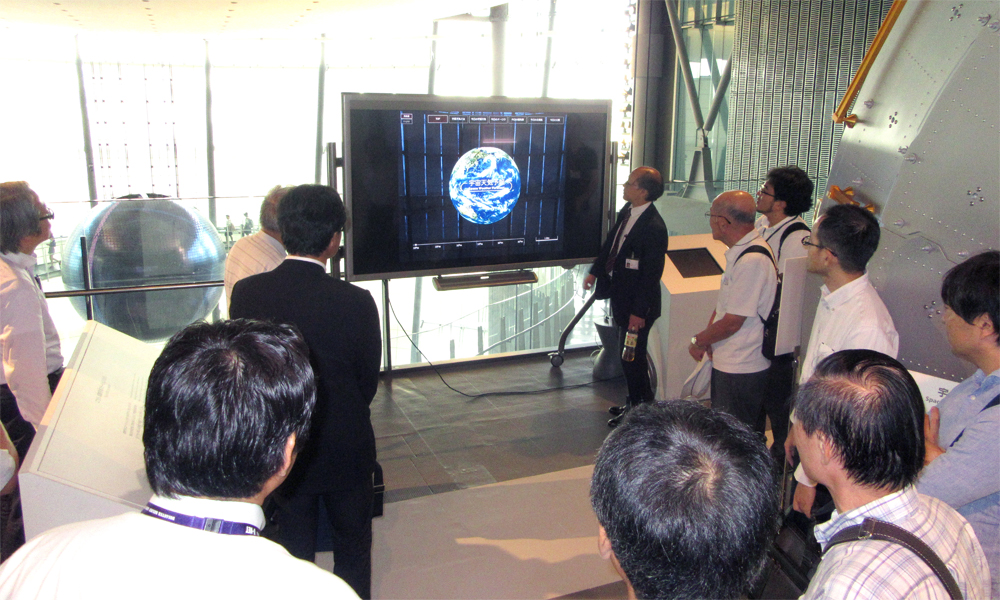 日本科学未来館常設展示前でのプレゼン
