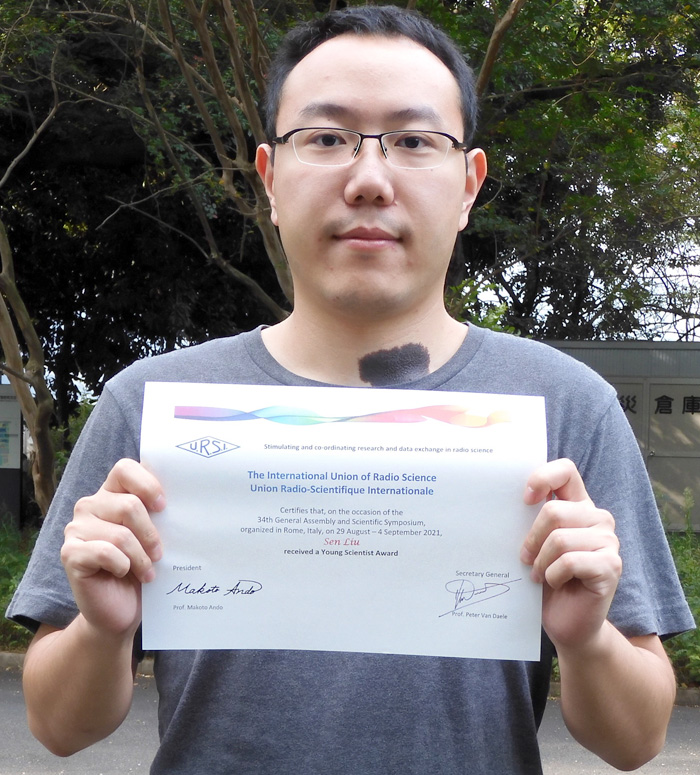 受賞した賞状を持つ Liu Sen 研究員
