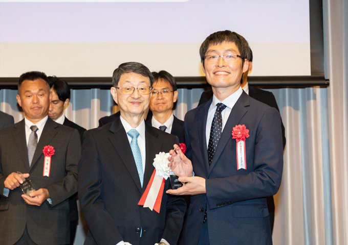 日本ITU協会山川理事長（中央）と志賀主任研究員（右）