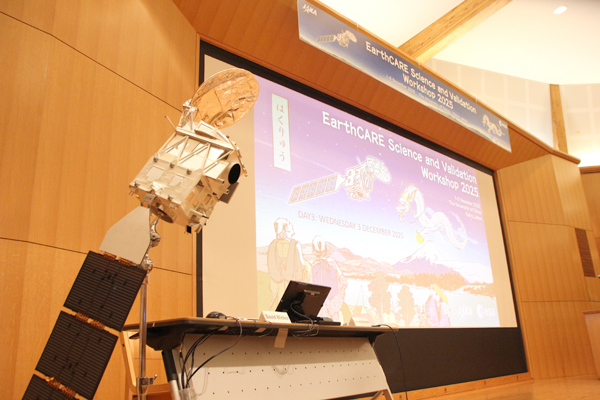 EarthCARE衛星の模型を据えたステージ